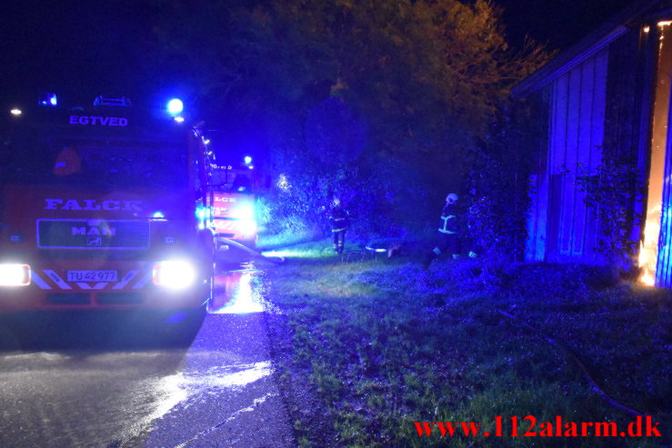 Voldsom Gårdbrand. Oustrupvej ude i Vork. 04/10-2021. Kl. 21:44.