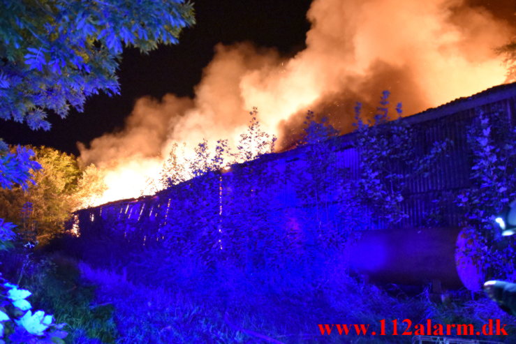 Voldsom Gårdbrand. Oustrupvej ude i Vork. 04/10-2021. Kl. 21:44.