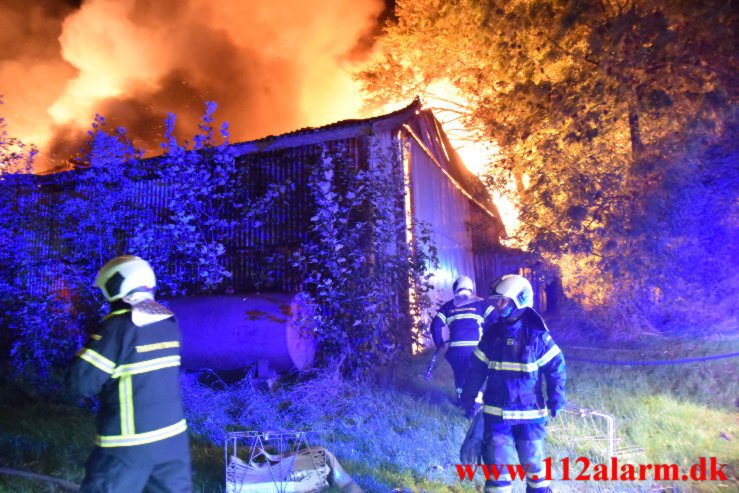 Voldsom Gårdbrand. Oustrupvej ude i Vork. 04/10-2021. Kl. 21:44.