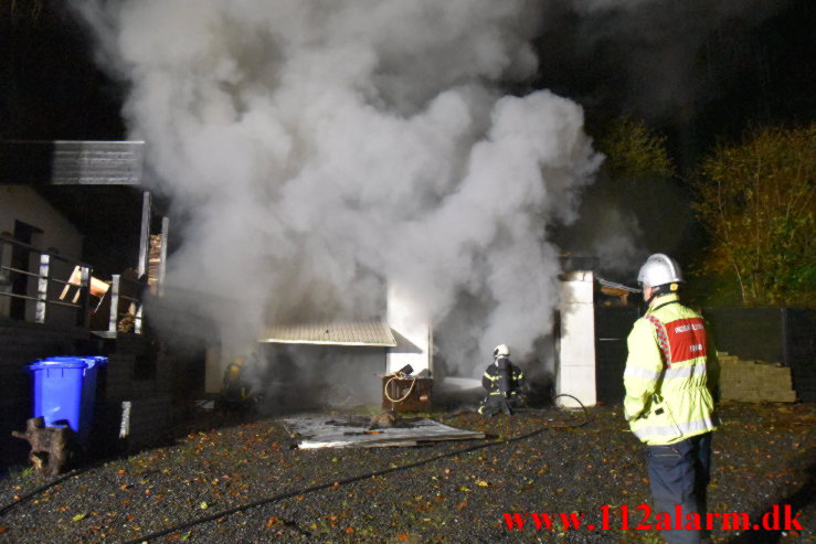 Ild i Villa/Rækkehus. Bøgetoft i Grejsdalen / Vejle. 06/11-2021. Kl. 21:04.