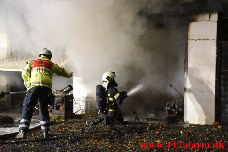 Ild i Villa/Rækkehus. Bøgetoft i Grejsdalen / Vejle. 06/11-2021. Kl. 21:04.