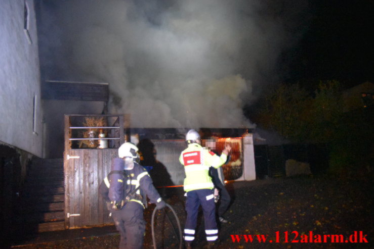 Ild i Villa/Rækkehus. Bøgetoft i Grejsdalen / Vejle. 06/11-2021. Kl. 21:04.