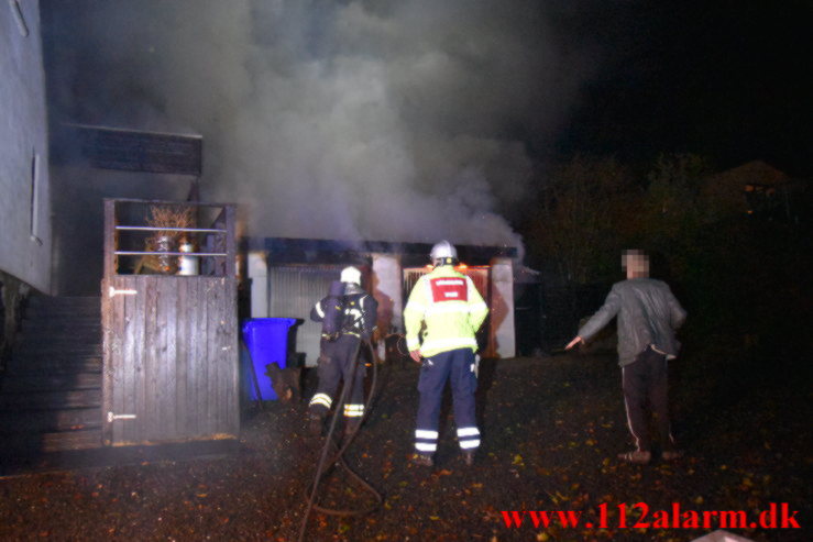 Ild i Villa/Rækkehus. Bøgetoft i Grejsdalen / Vejle. 06/11-2021. Kl. 21:04.