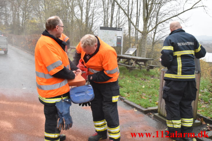 Dieselolie på rastepladsen. Ribe Landevej i Vejle. 15/11-2021. KL. 10:24.