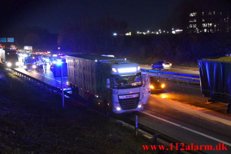 Lastbil kørte op bag i en anden lastbil. Motorvejen ved Vejle N. 23/11-2021. Kl. 17:04.