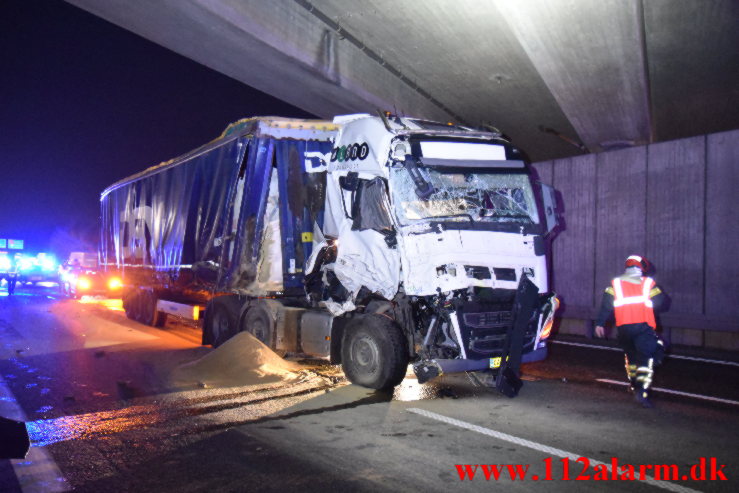 Lastbil kørte op bag i en anden lastbil. Motorvejen ved Vejle N. 23/11-2021. Kl. 17:04.