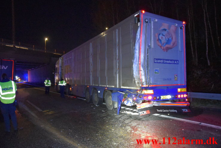 Lastbil kørte op bag i en anden lastbil. Motorvejen ved Vejle N. 23/11-2021. Kl. 17:04.