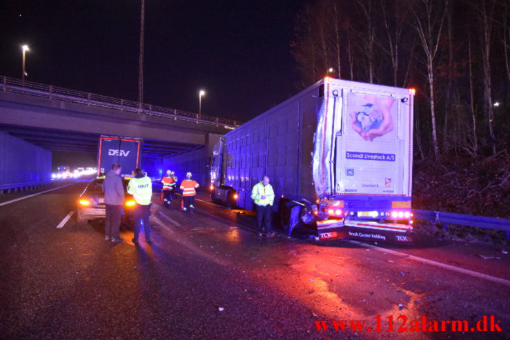 Lastbil kørte op bag i en anden lastbil. Motorvejen ved Vejle N. 23/11-2021. Kl. 17:04.