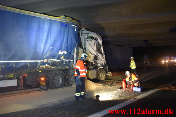 Lastbil kørte op bag i en anden lastbil. Motorvejen ved Vejle N. 23/11-2021. Kl. 17:04.