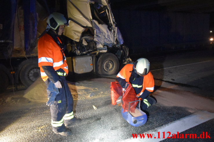 Lastbil kørte op bag i en anden lastbil. Motorvejen ved Vejle N. 23/11-2021. Kl. 17:04.