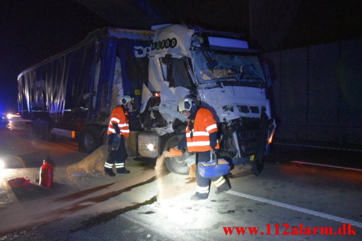 Lastbil kørte op bag i en anden lastbil. Motorvejen ved Vejle N. 23/11-2021. Kl. 17:04.