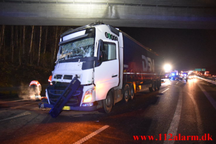 Lastbil kørte op bag i en anden lastbil. Motorvejen ved Vejle N. 23/11-2021. Kl. 17:04.