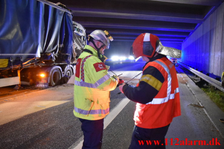 Lastbil kørte op bag i en anden lastbil. Motorvejen ved Vejle N. 23/11-2021. Kl. 17:04.