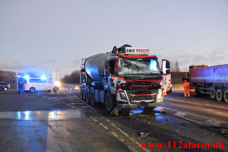 U vending på Motortrafikvej gik galt. Rute 30 lige ud for Uldum. 23/11-2021. KL. 16:00.