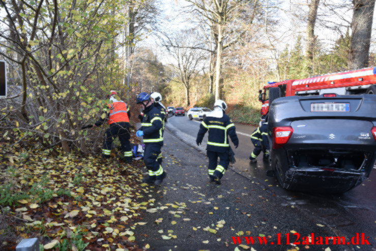 Personbil havnet på taget. Roms Hule i Vejle. 25/11-2021. Kl. 11:44.