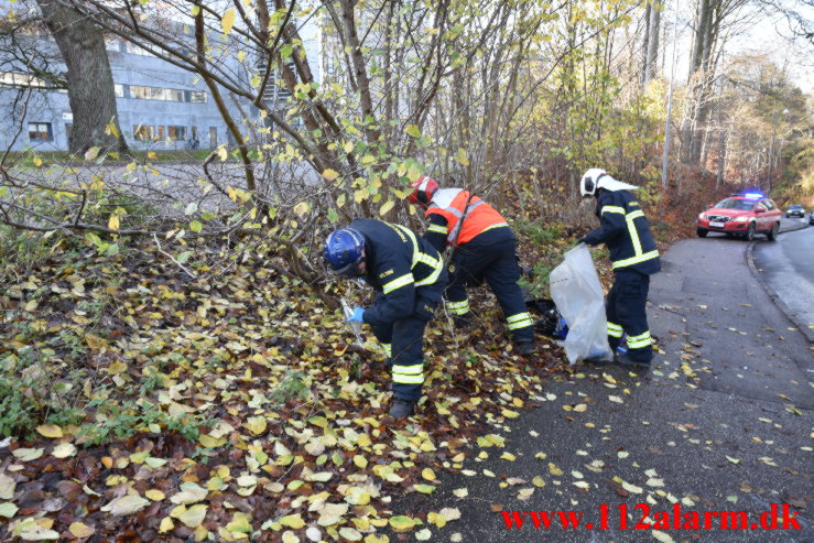 Personbil havnet på taget. Roms Hule i Vejle. 25/11-2021. Kl. 11:44.