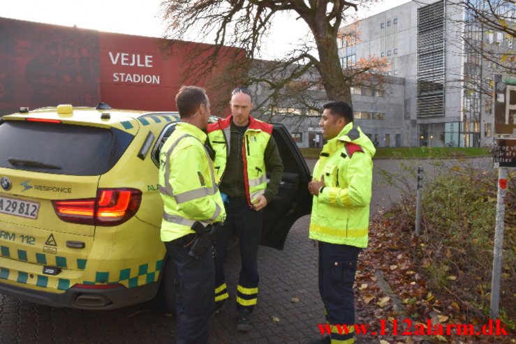 Personbil havnet på taget. Roms Hule i Vejle. 25/11-2021. Kl. 11:44.