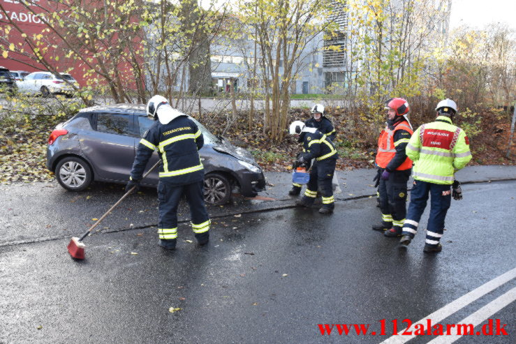 Personbil havnet på taget. Roms Hule i Vejle. 25/11-2021. Kl. 11:44.