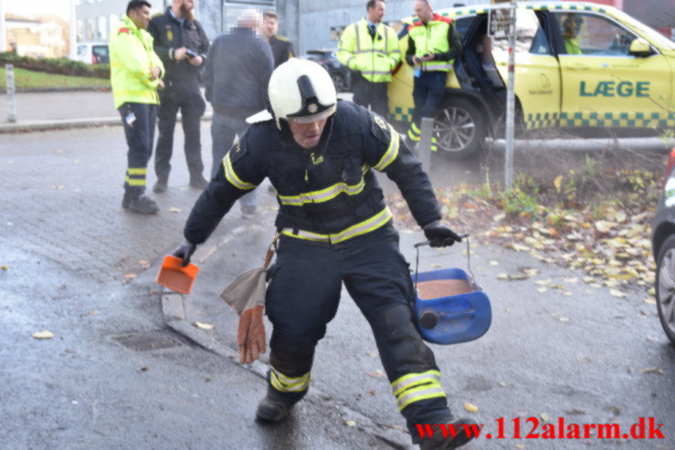 Personbil havnet på taget. Roms Hule i Vejle. 25/11-2021. Kl. 11:44.