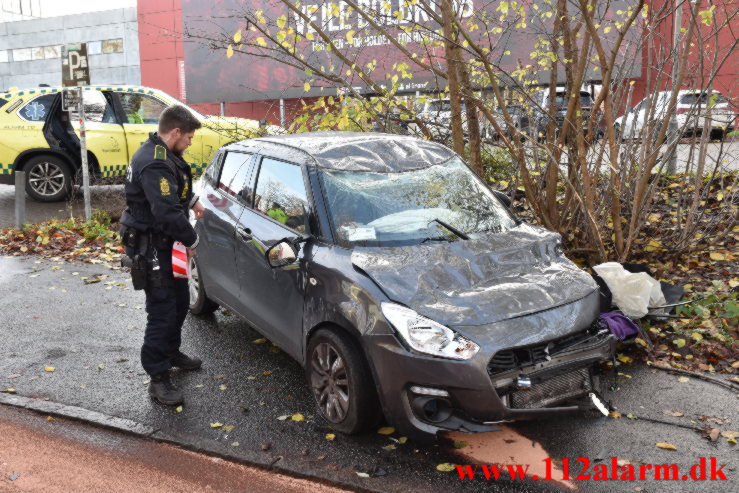 Personbil havnet på taget. Roms Hule i Vejle. 25/11-2021. Kl. 11:44.