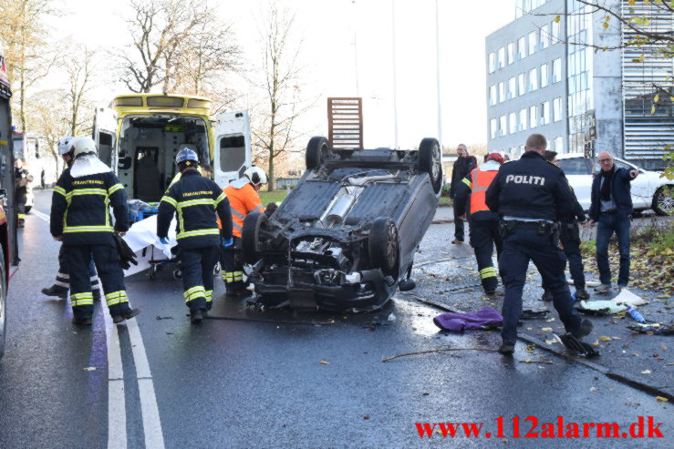 Personbil havnet på taget. Roms Hule i Vejle. 25/11-2021. Kl. 11:44.