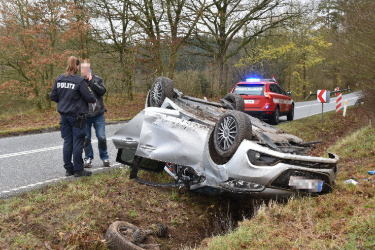 Landene på taget i grøften. Bøgvadvej ved Egtved. 28/11-2021. KL. 11:12.