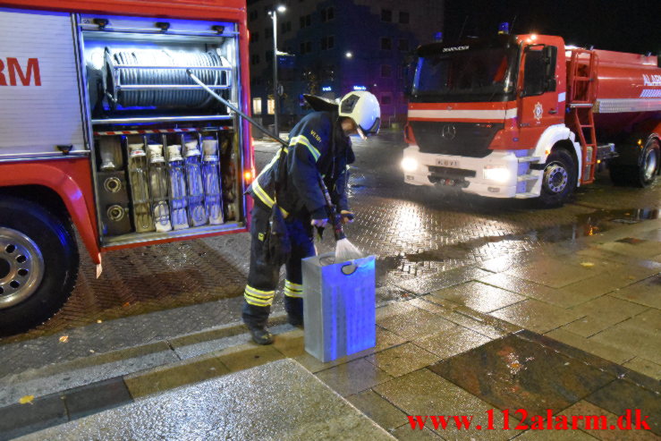 Brand i skraldespand. Vejle Banegård. 31/10-2021. KL. 23:32. 