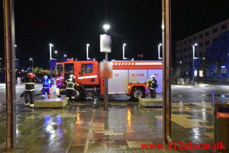 Brand i skraldespand. Vejle Banegård. 31/10-2021. KL. 23:32.