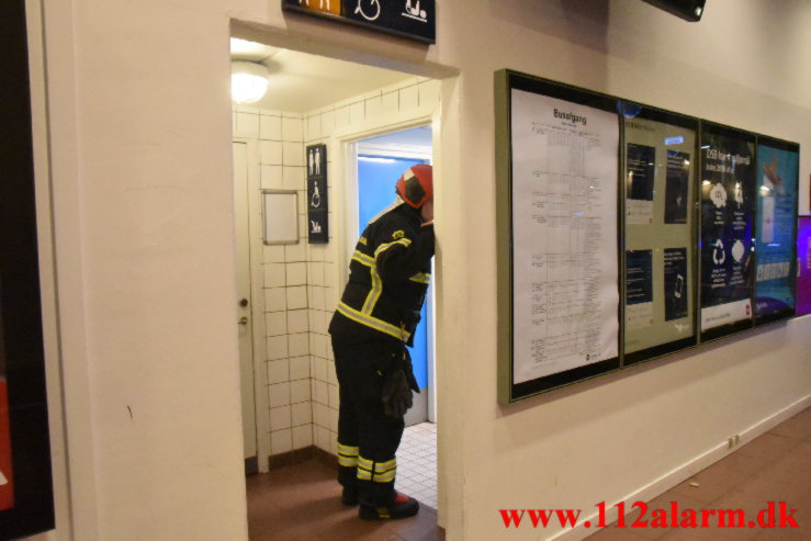 Brand i skraldespand. Vejle Banegård. 31/10-2021. KL. 23:32. 