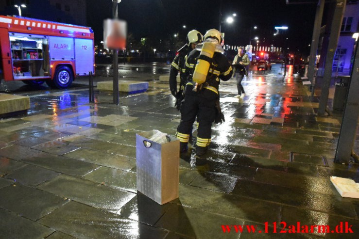 Brand i skraldespand. Vejle Banegård. 31/10-2021. KL. 23:32.