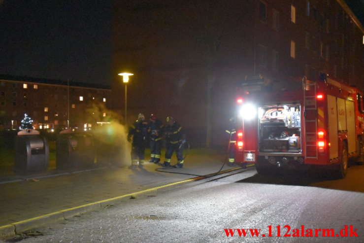 Brandvæsnet måtte flygte inden branden var slukket. Moldevej ved nummer 61. 16/12-2021. Kl. 20:46.