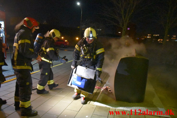 Brandvæsnet måtte flygte inden branden var slukket. Moldevej ved nummer 61. 16/12-2021. Kl. 20:46.