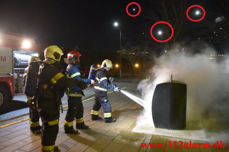 Brandvæsnet måtte flygte inden branden var slukket. Moldevej ved nummer 61. 16/12-2021. Kl. 20:46.