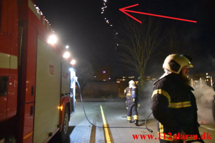 Brandvæsnet måtte flygte inden branden var slukket. Moldevej ved nummer 61. 16/12-2021. Kl. 20:46.