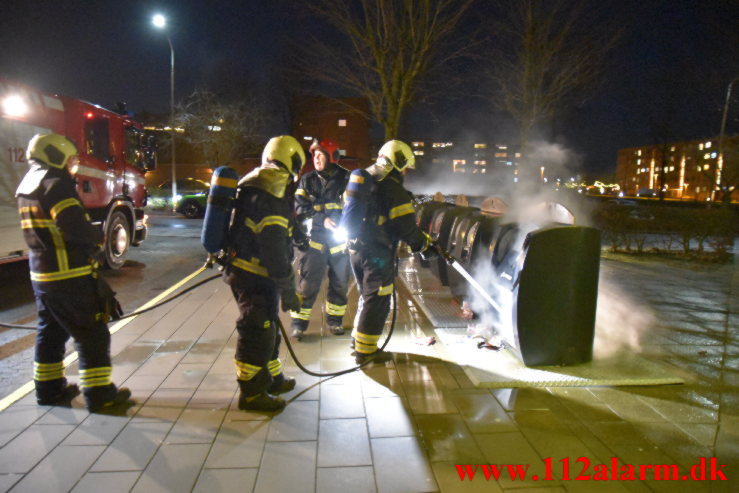 Brandvæsnet måtte flygte inden branden var slukket. Moldevej ved nummer 61. 16/12-2021. Kl. 20:46.