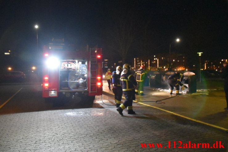 Brandvæsnet måtte flygte inden branden var slukket. Moldevej ved nummer 61. 16/12-2021. Kl. 20:46.