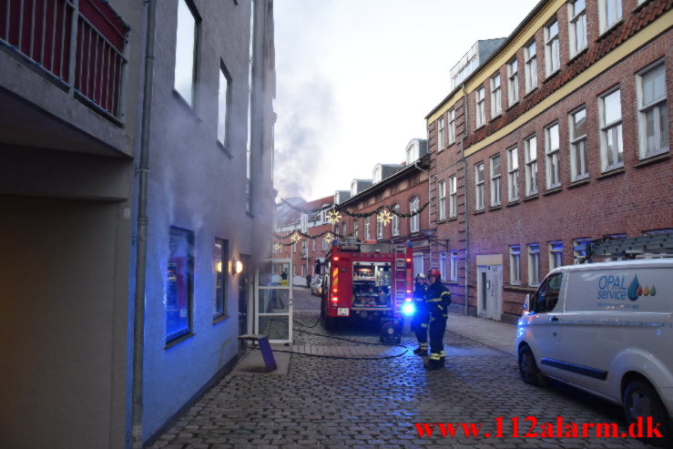 Branden raseret hele køkkenet. Grønnegade 21 i Vejle. 20/12-2021. Kl. 15:50.