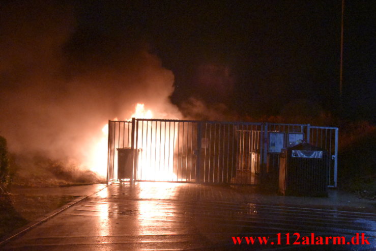 Brand i Container. Løget Høj 22 i Vejle. 22/12-2021. KL. 20:05.