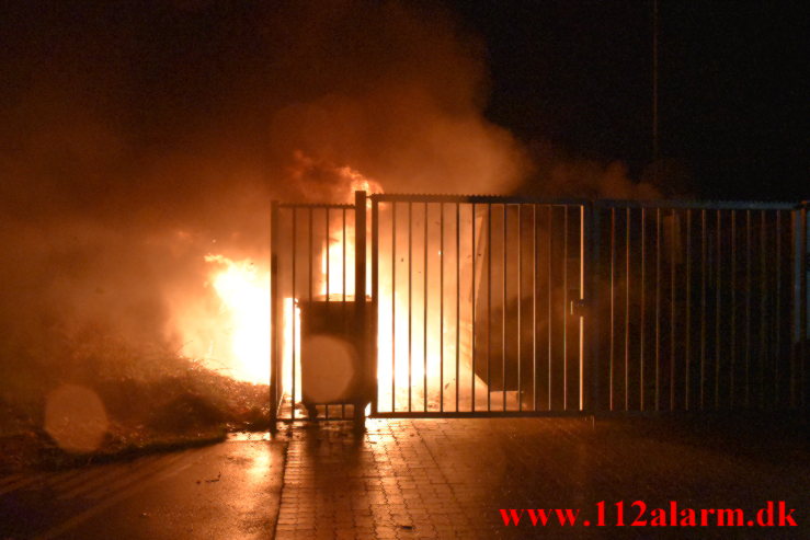 Brand i Container. Løget Høj 22 i Vejle. 22/12-2021. KL. 20:05.