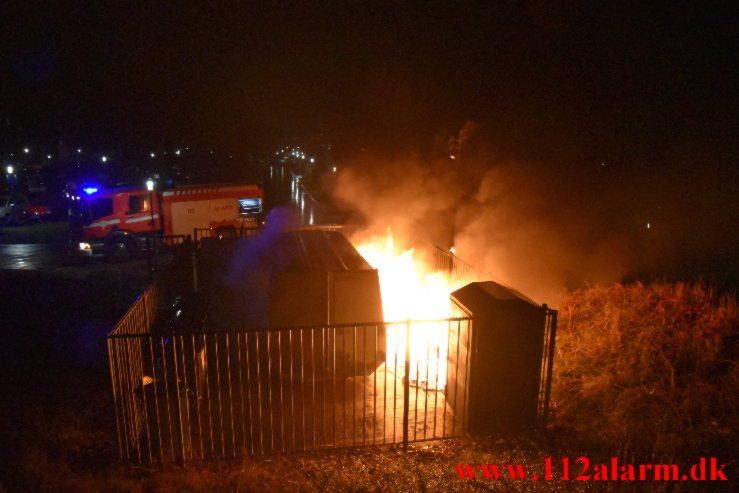 Brand i Container. Løget Høj 22 i Vejle. 22/12-2021. KL. 20:05.