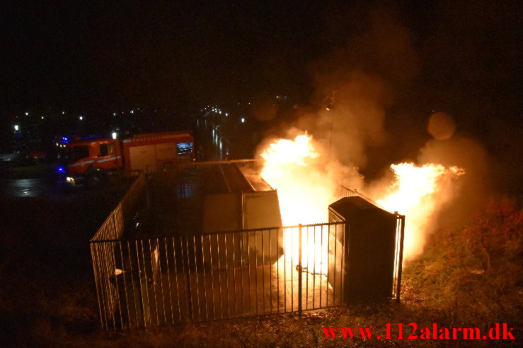 Brand i Container. Løget Høj 22 i Vejle. 22/12-2021. KL. 20:05.