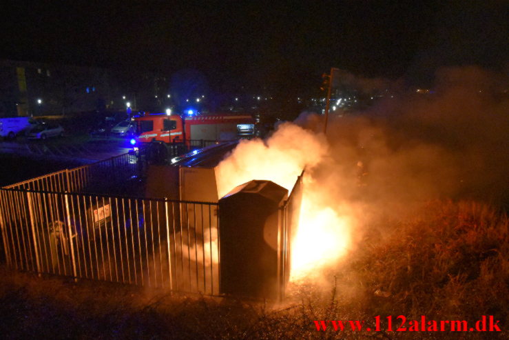 Brand i Container. Løget Høj 22 i Vejle. 22/12-2021. KL. 20:05.