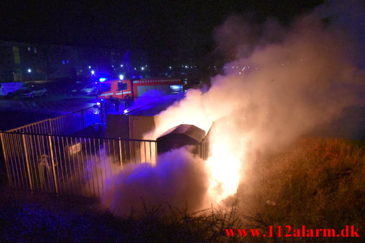 Brand i Container. Løget Høj 22 i Vejle. 22/12-2021. KL. 20:05.