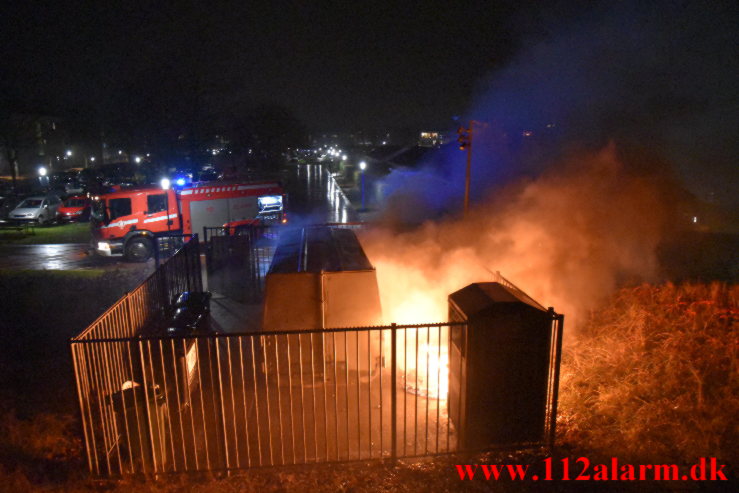 Brand i Container. Løget Høj 22 i Vejle. 22/12-2021. KL. 20:05.