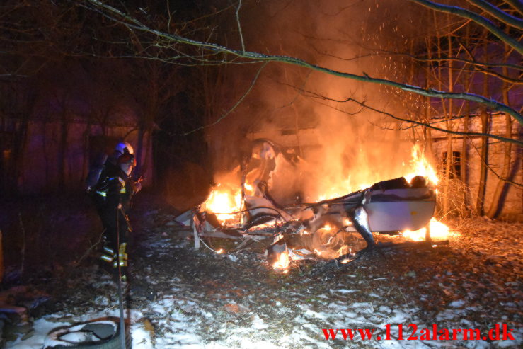 Brand i campingvogn på ubeboet gård. Grønlandsvej i Vejle. 26/12-2021. KL. 20:30.