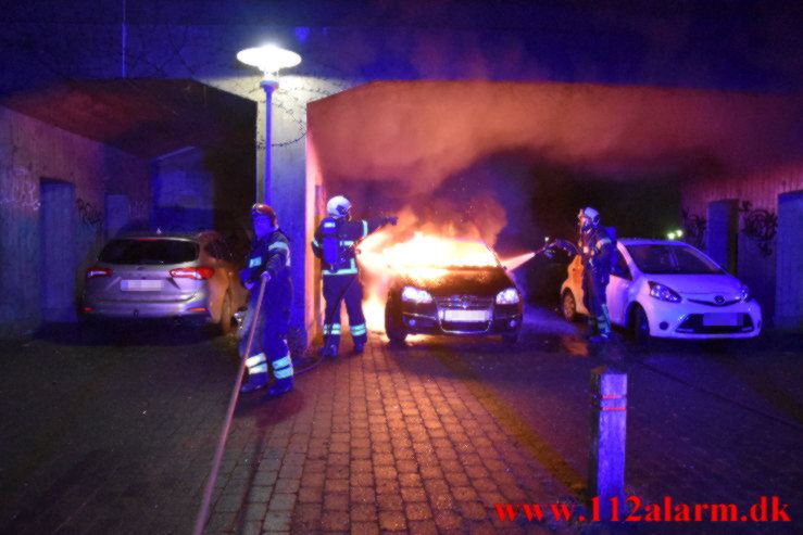 Mistænksom Bilbrand. Under Højbanen i Vejle. 31/12-2021. KL. 03:52.