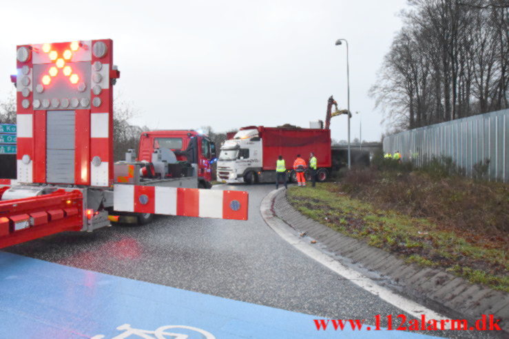 Anhænger væltet. Tilkørslen til motorvejen ved Vejle. 04/01-2022. KL. 07:00.