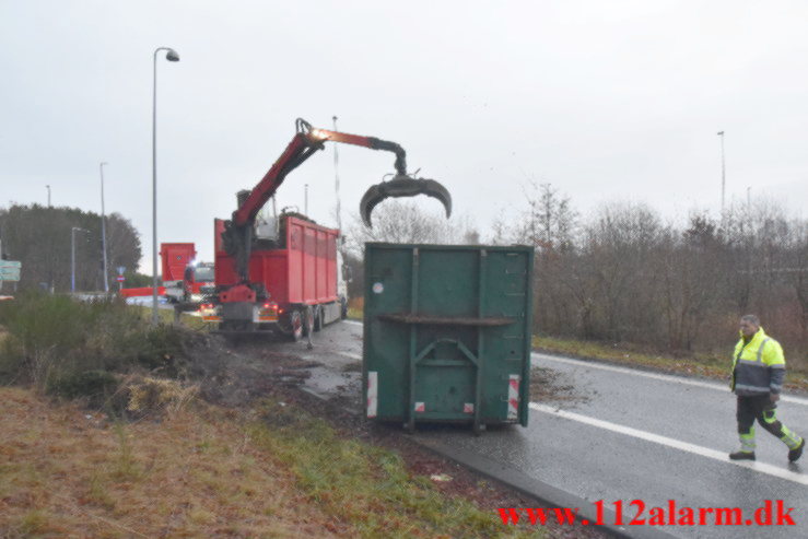 Anhænger væltet. Tilkørslen til motorvejen ved Vejle. 04/01-2022. KL. 07:00.