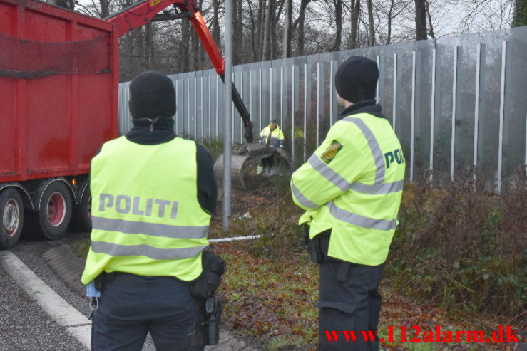 Anhænger væltet. Tilkørslen til motorvejen ved Vejle. 04/01-2022. KL. 07:00.