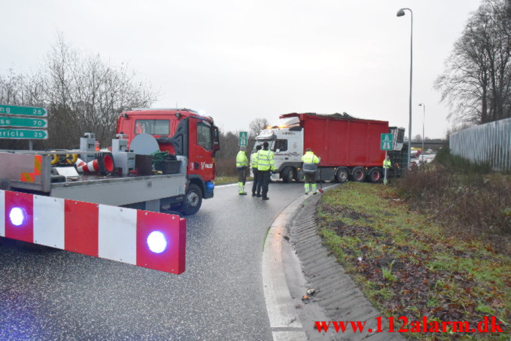 Anhænger væltet. Tilkørslen til motorvejen ved Vejle. 04/01-2022. KL. 07:00.